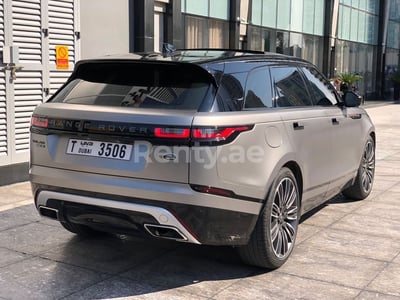 Gris Foncé Range Rover Velar en location à Abu-Dhabi 1