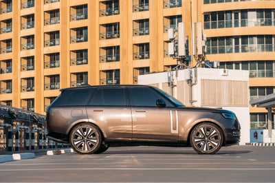 Grigio Scuro Range Rover Vogue HSE in affitto a Dubai 1