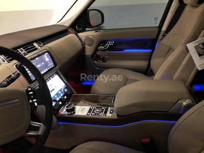 Темно-серый Range Rover Vogue в аренду в Абу-Даби 0