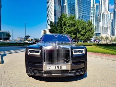 Gris Oscuro Rolls-Royce Phantom en alquiler en Abu-Dhabi 0