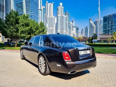 Dunkelgrau Rolls-Royce Phantom zur Miete in Dubai 1