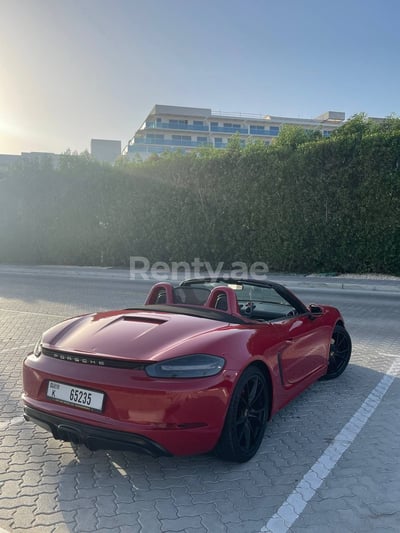 Dunkelrot Porsche Boxster GTS zur Miete in Dubai 1