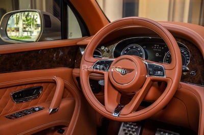 Золотой Bentley Bentayga в аренду в Шарджа 0