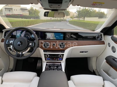 Braun Rolls Royce Ghost zur Miete in Abu-Dhabi 1