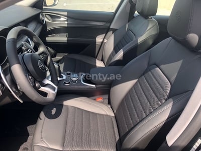 Verte Alfa Romeo Stelvio en location à Abu-Dhabi 1