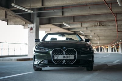 verde BMW 430i cabrio in affitto a Sharjah 0