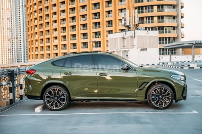 verde BMW X6 M Competition in affitto a Dubai 0