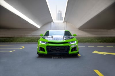 Зеленый Chevrolet Camaro в аренду в Абу-Даби 0