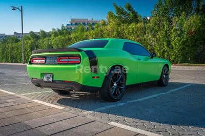 أخضر Dodge Challenger للإيجار في أبو ظبي 0