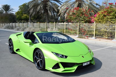 Verte Lamborghini Evo Spyder en location à Dubai 0