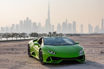 أخضر Lamborghini Evo Spyder للإيجار في دبي 0