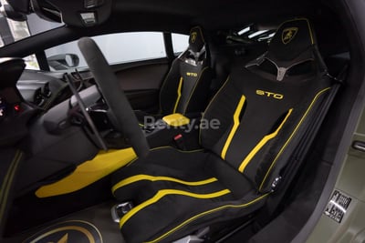 أخضر Lamborghini Huracan STO للإيجار في أبو ظبي 1