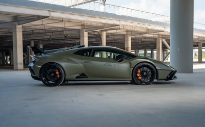 verde Lamborghini Huracan STO in affitto a Abu-Dhabi 1