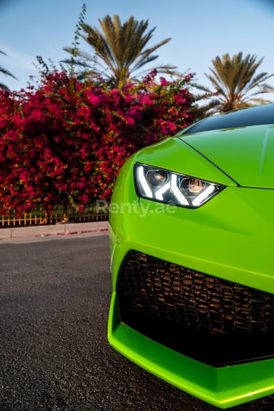 verde Lamborghini Huracan in affitto a Dubai 0