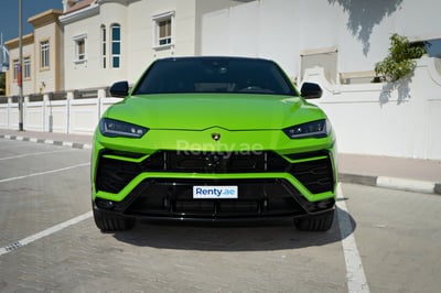 在阿布扎比租赁绿色 Lamborghini Urus Capsule 0