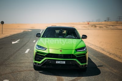 أخضر Lamborghini Urus Capsule للإيجار في دبي 0