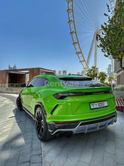 Verde Lamborghini Urus en alquiler en Abu-Dhabi 0