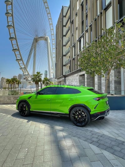 Verde Lamborghini Urus en alquiler en Abu-Dhabi 1