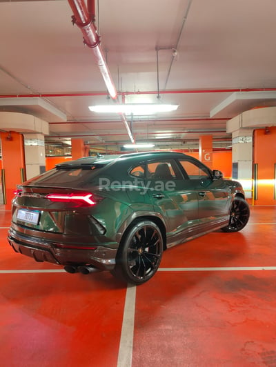 Verte Lamborghini Urus en location à Abu-Dhabi 0