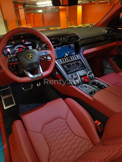 Grün Lamborghini Urus zur Miete in Dubai 1