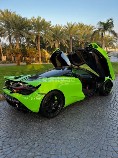 Grün McLaren 720 S zur Miete in Abu-Dhabi 0