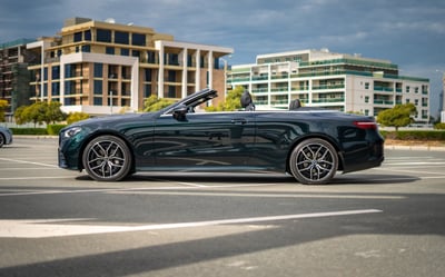 Зеленый Mercedes E200 Cabrio в аренду в Шарджа 0