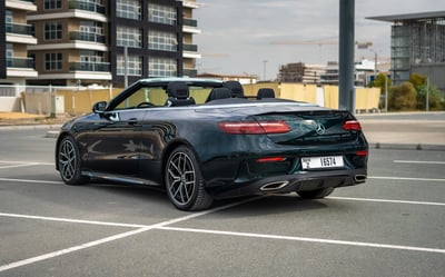 Verde Mercedes E200 Cabrio en alquiler en Abu-Dhabi 1