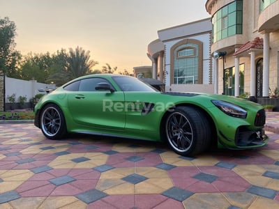 أخضر Mercedes GTR للإيجار في أبو ظبي 0