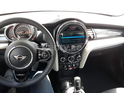 أخضر Mini Cooper للإيجار في أبو ظبي 0