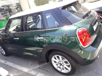 Grün Mini Cooper zur Miete in Dubai 1