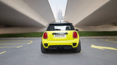 Verde Mini Cooper en alquiler en Dubai 0