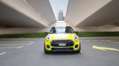 在阿布扎比租赁绿色 Mini Cooper 1