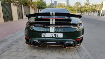 在沙迦租赁绿色 Porsche 911 Carrera Turbo S Top Car 1