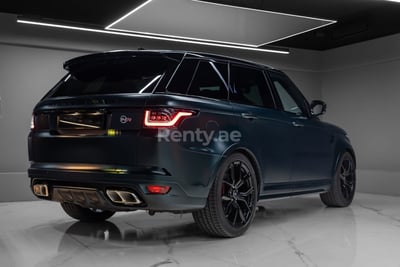 Зеленый Range Rover Sport SVR в аренду в Абу-Даби 0