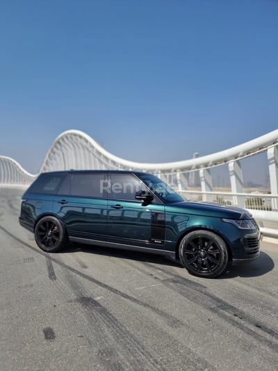 أخضر Range Rover Vogue L للإيجار في دبي 1