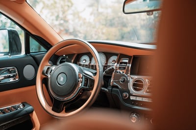 أخضر Rolls Royce Wraith للإيجار في أبو ظبي 0