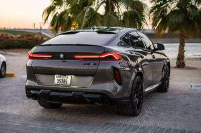 Grigio 2021 BMW X6 50i V8 BiTurbo engine with X6M bodykit in affitto a Abu-Dhabi 0