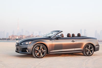 Grau Audi A5 2.0T Quattro Convertible zur Miete in Abu-Dhabi 1