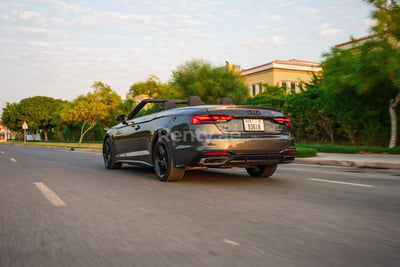 Gris Audi A5 en alquiler en Sharjah 0