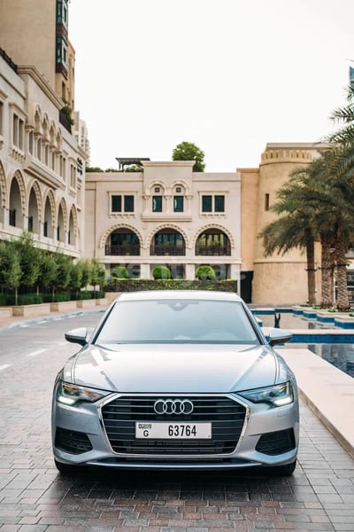 Gris Audi A6 en alquiler en Sharjah 0