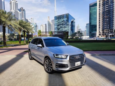 Grise Audi Q7 en location à Abu-Dhabi 1