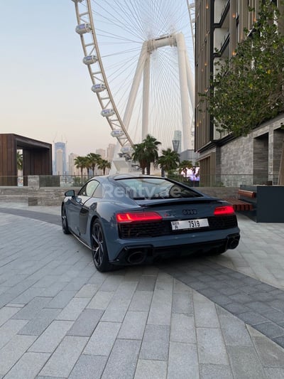 اللون الرمادي Audi R8 V10 للإيجار في أبو ظبي 0