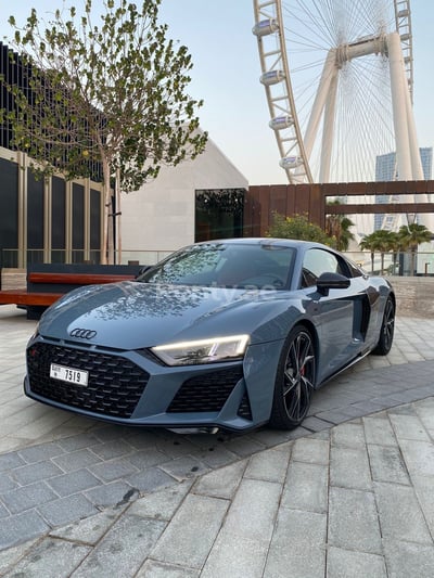 اللون الرمادي Audi R8 V10 للإيجار في أبو ظبي 1