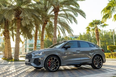 在迪拜租赁灰色 Audi RSQ3 0