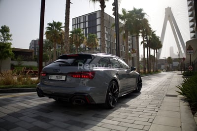 Grise Audi RS6 en location à Dubai 1