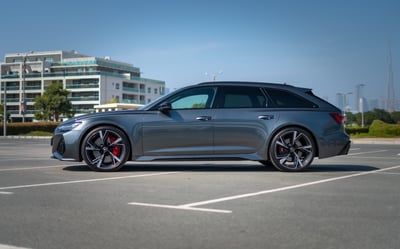 اللون الرمادي Audi RS6 للإيجار في دبي 1