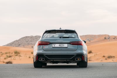 اللون الرمادي Audi RS6 للإيجار في دبي 1