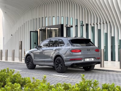 Gris Bentley Bentayga en alquiler en Abu-Dhabi 0