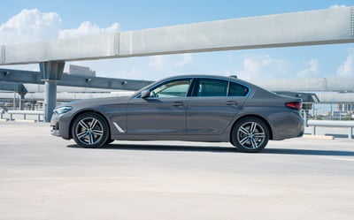 اللون الرمادي BMW 520i للإيجار في أبو ظبي 1