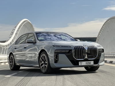 Gris BMW 7 Series en alquiler en Sharjah 1